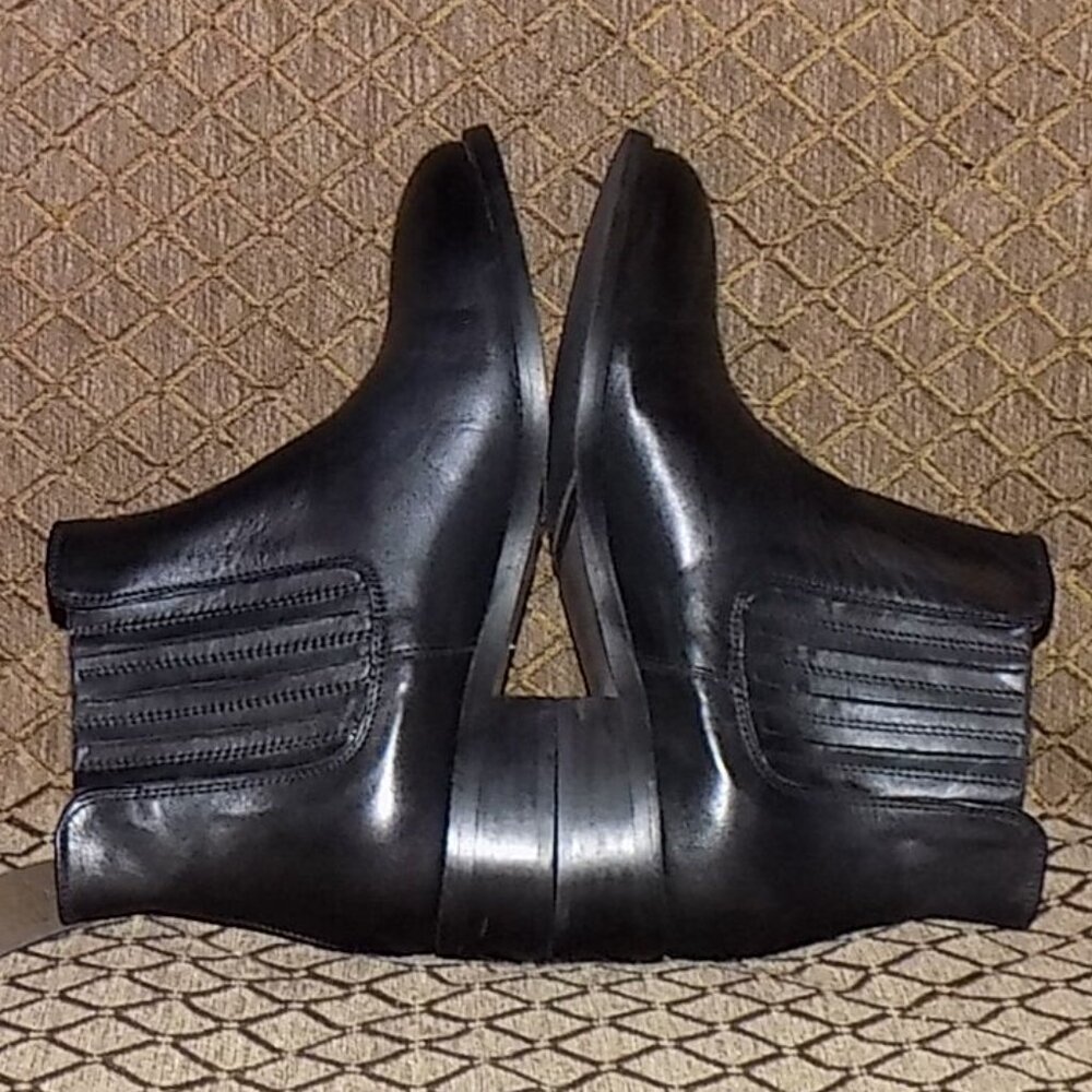 New Bella Vita Black leather chelsea boot made in Italy US 6.5